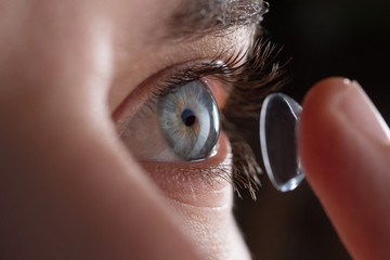 硬式隱形眼鏡怎麼選？軟硬式隱形眼鏡優劣全解析！