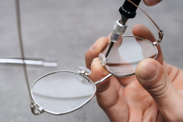 眼鏡保養怎麼做！清潔眼鏡的技巧讓你的眼鏡維持如新。